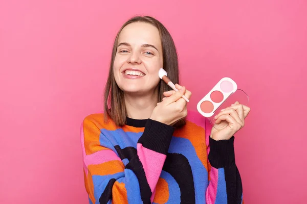 Satisfeito Mulher Encantada Vestindo Suéter Fazendo Maquiagem Usando Escova Cosmética — Fotografia de Stock