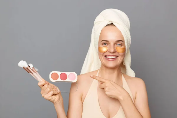 Promocja Piękna Produkty Kosmetyczne Szczęśliwa Kobieta Model Łatami Pod Oczami — Zdjęcie stockowe