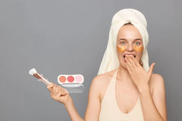 Niesamowite Zniżki Produkty Kosmetyczne Zaskoczona Kobieta Łatami Pod Oczami Owinięte — Zdjęcie stockowe