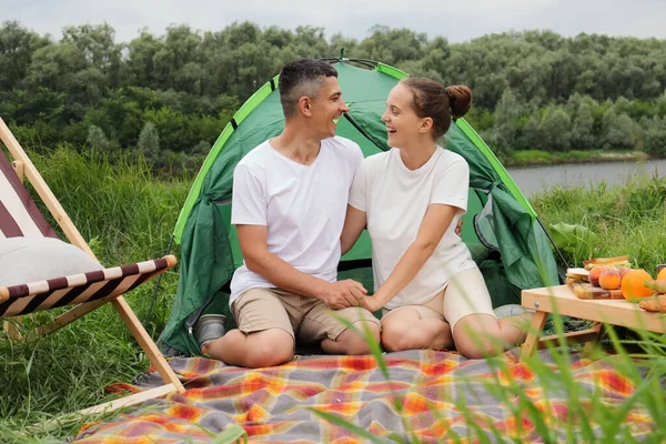 Liefdevolle Romantische Echtpaar Vrouw Man Dragen Casual Kleding Zittend Tent — Stockfoto