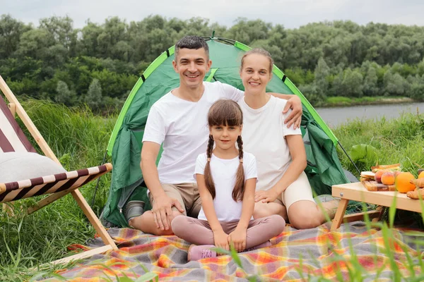 Keluarga Tersenyum Menikmati Beristirahat Dekat Sungai Atau Danau Orang Tua — Stok Foto