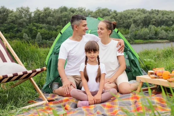 Keluarga Bahagia Menikmati Beristirahat Dekat Sungai Taman Alam Orang Orang — Stok Foto