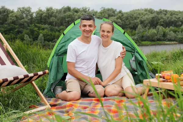 Glücklich Lächelnde Optimistische Frau Und Mann Lässiger Kleidung Sitzen Zelt — Stockfoto
