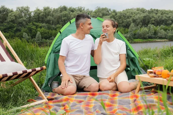 Leckerer Kaffee Über Die Natur Fröhlich Lächelnde Frau Und Mann — Stockfoto