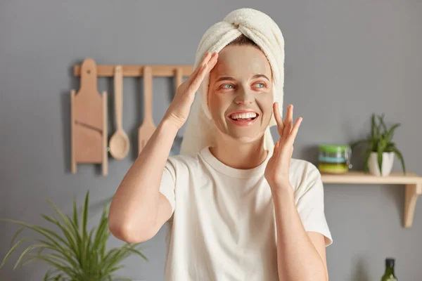 Attraktiv Vacker Ung Kvinna Poserar Köket Med Handduk Huvudet Bär — Stockfoto