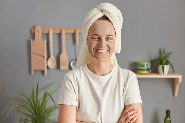 Leczenie Skóry Zrelaksowany Poranek Uśmiechnięta Młoda Kobieta Pozowanie Kuchni Ręcznikiem — Zdjęcie stockowe