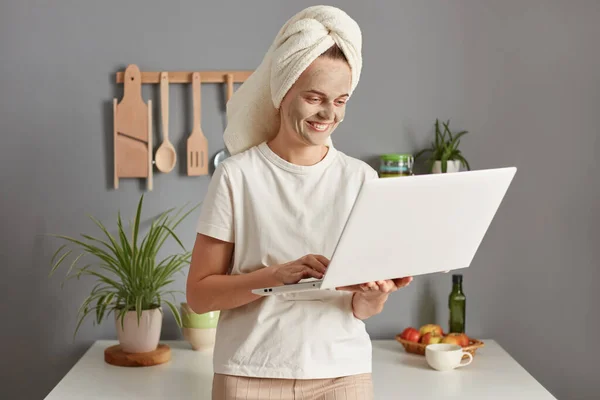 Mujer Joven Sonriente Freelancer Posando Cocina Con Toalla Cabeza Haciendo — Foto de Stock
