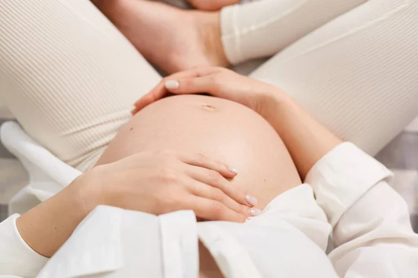 Embarazo Maternidad Personas Expectativa Mujer Embarazada Irreconocible Usando Ropa Blanca — Foto de Stock