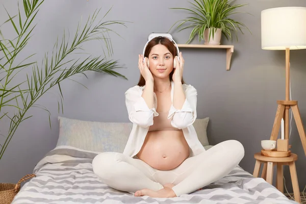 Embarazo Ocio Calma Relajada Embarazada Cabello Castaño Caucásico Mujer Sentada — Foto de Stock