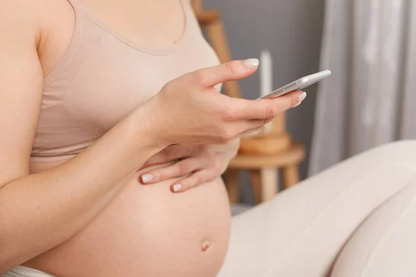 Unrecognizable Pregnant Woman Sitting Bed Wearing Beige Top Using Mobile — Stock Photo, Image