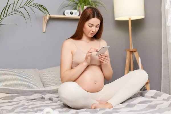 Hermosa Mujer Caucásica Morena Embarazada Sentada Cama Pose Loto Usando — Foto de Stock