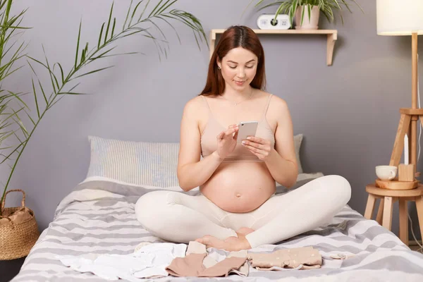 Pretty Cute Pregnant Brown Haired Caucasian Woman Bare Belly Sitting — Stock Photo, Image