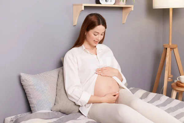 Linda Encantadora Embarazada Pelo Castaño Caucásico Mujer Con Camisa Blanca — Foto de Stock