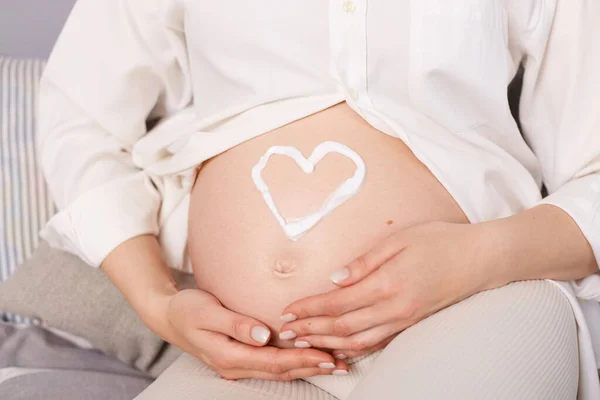 Mujer Embarazada Irreconocible Sentada Cama Abrazando Corazón Ahogado Vientre Con — Foto de Stock