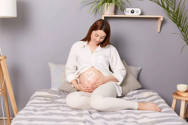 Hermosa Linda Embarazada Pelo Castaño Caucásico Mujer Sentada Cama Con — Foto de Stock