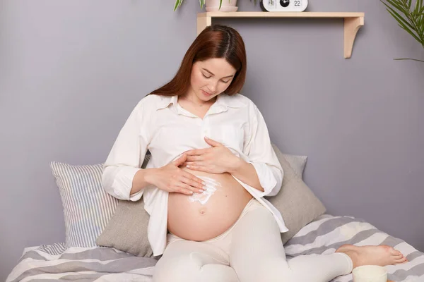 Těhotenství Mateřství Péče Pleť Péče Těhotné Hnědé Vlasy Běloška Sedí — Stock fotografie