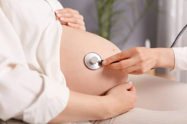 Mujer Embarazada Anónima Sin Rostro Sentada Médico Clínica Usando Estetoscopio — Foto de Stock