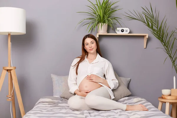 Adorable Mujer Caucásica Cabello Castaño Embarazada Tranquila Sentada Cama Descansando — Foto de Stock