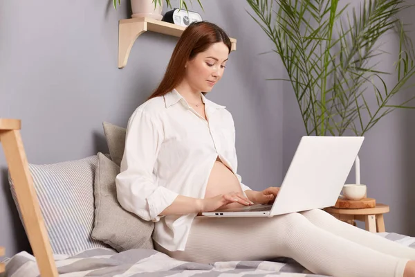 Retrato Vista Lateral Mujer Caucásica Morena Embarazada Sentada Cama Trabajando — Foto de Stock