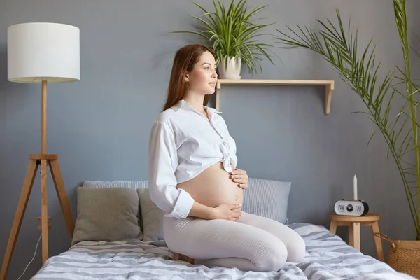 Beautiful Gentle Brown Haired Pregnant Woman Bare Belly Wearing White — Stock Photo, Image
