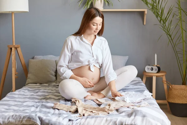 Attractive Happy Caucasian Pregnant Woman Bare Belly Wearing White Clothing — Stock Photo, Image