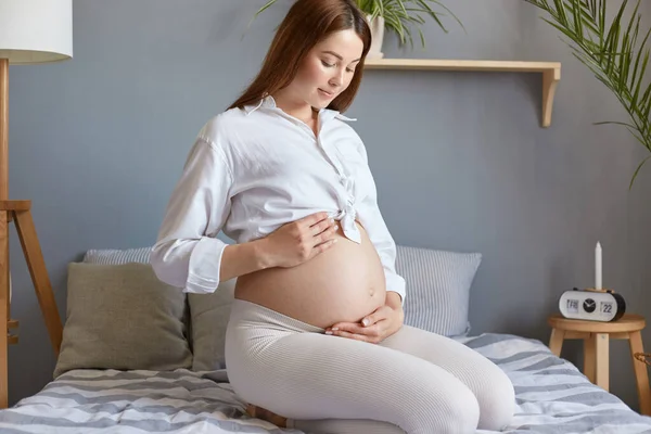 Beautiful Pregnant Woman Bare Belly Wearing White Clothing Touching Looking — Stock Photo, Image