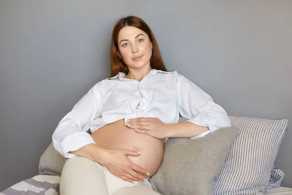 Confident Brunette Pregnant Woman Resting Sofa Room Future Mother Wearing — Stock Photo, Image