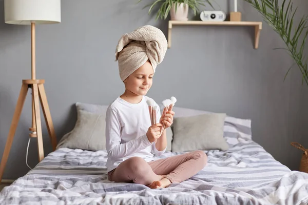 Cute Little Girl Sitting Bed Holding Set Makeup Powder Brushes — Stock Photo, Image