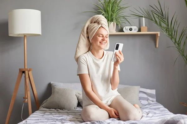 Morgenschönheit Gesunde Entspannte Frau Die Mit Dem Smartphone Bett Sitzt — Stockfoto