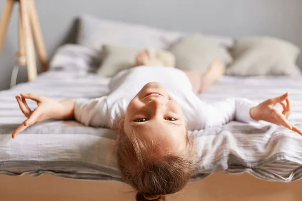 Happy Little Girl Dark Hair Lying Upside Bed Home Kid — Stock Photo, Image