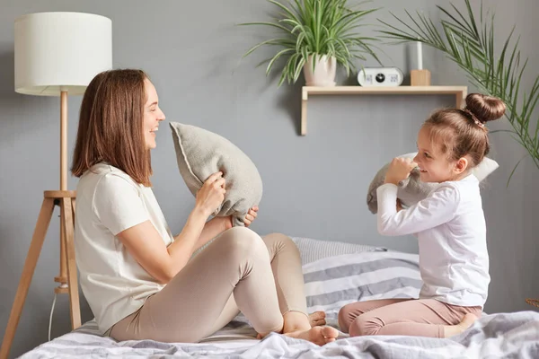 Family Time Weekend Young Mother Her Little Daughter Playing Bed — Stock Photo, Image