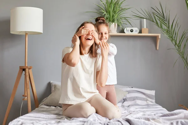 Happy Funny Woman Little Daughter Bedroom Mother Daughter Sitting Bed — Stock Photo, Image