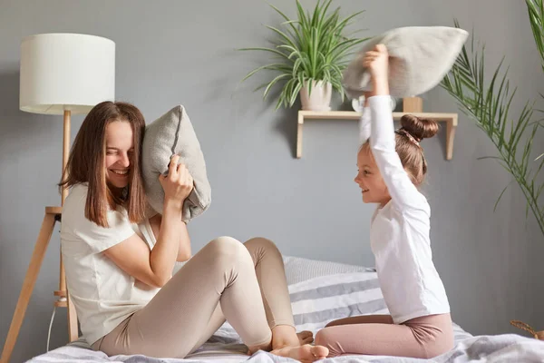 Funny Pillow Fight Smiling Happy Mother Her Little Daughter Playing — Stock Photo, Image