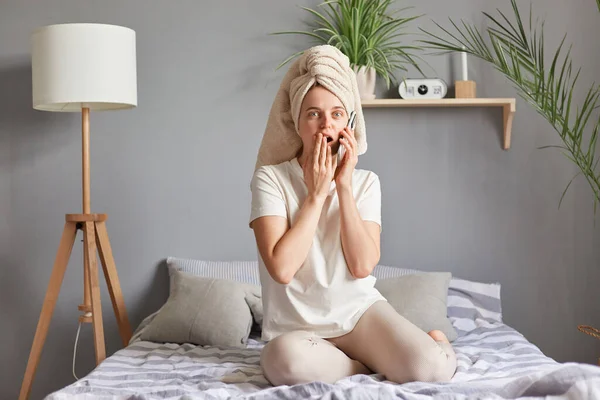 Amazed Shocked Woman Sitting Bed Talking Phone Wearing White Towel — Stock Photo, Image
