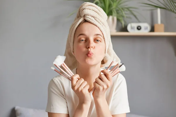 Morning Beauty Routine Pretty Positive Caucasian Young Adult Woman Wearing — Stock Photo, Image