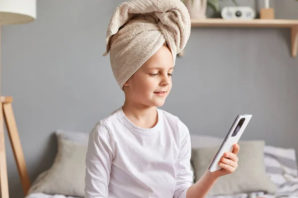 Schattig Klein Meisje Met Behulp Van Smartphone Zitten Bed Met — Stockfoto