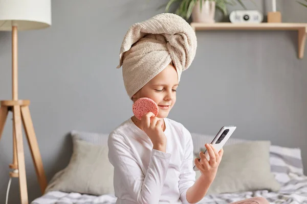 Cute Uroczy Dziewczynka Białej Koszuli Ręcznik Głowie Trzyma Telefon Komórkowy — Zdjęcie stockowe