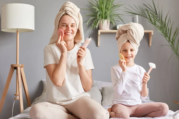 Portrait Smiling Mother Her Cute Daughter Towels Bed Home Sitting — Stock Photo, Image