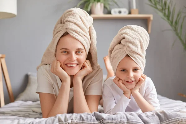 Smiling Satisfied Mother Daughter Laying Bed Wearing Towel Posing Bedroom — Stock Photo, Image