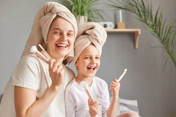 Laughing Woman Little Kid Towels Posing Bedroom Holding Cosmetic Brushes — Stock Photo, Image