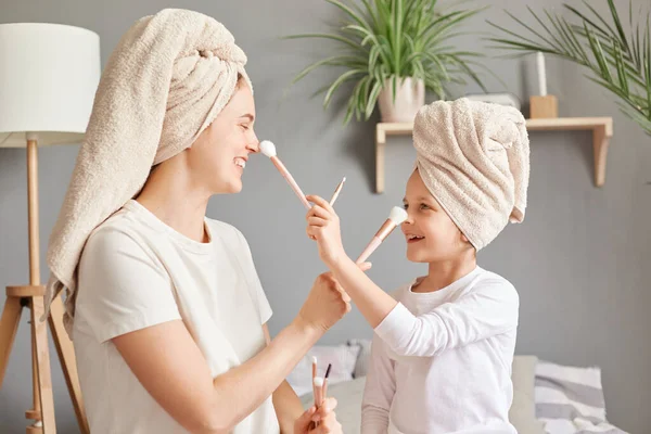 Funny Smiling Woman Little Kid Towels Posing Bedroom Applying Powder — Stock Photo, Image