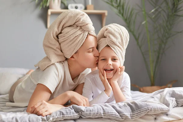 Motherhood Childhood Parenthood Loving Mother Daughter Laying Bed Wearing Towel — Stock Photo, Image