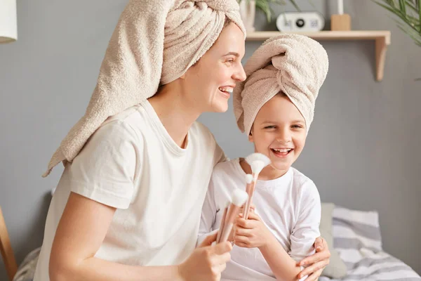 Lachende Aantrekkelijke Vrouw Kleine Kind Handdoeken Poseren Slaapkamer Plezier Knuffelen — Stockfoto