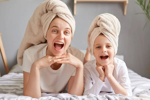 Surprised Amazed Excited Mother Daughter Laying Bed Wearing Towel Posing — Stock Photo, Image