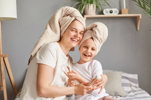 Joyful Woman Hugging Her Little Kid Mother Daughter Towels Posing — Stock Photo, Image