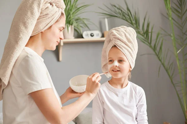 Cosmetics Procedures Family Beauty Time Mother Little Daughter Facial Masks — Stock Photo, Image