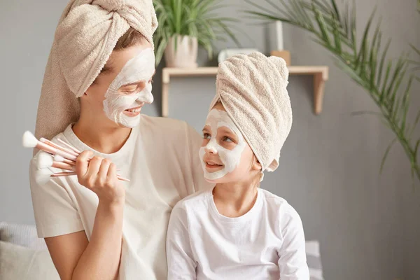 Attractive Woman Spending Time Her Kid Doing Cosmetic Procedures Makeup — Stock Photo, Image
