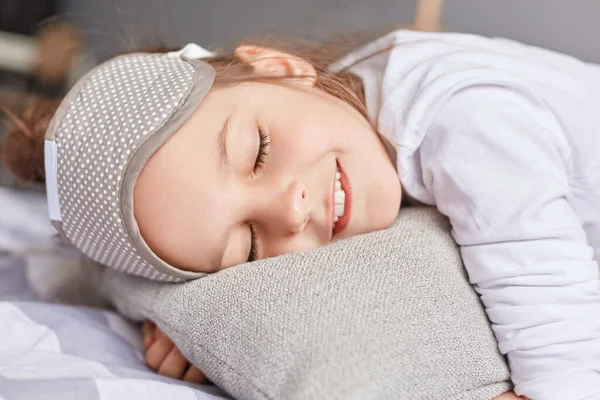 Imádnivaló Kaukázusi Lány Alszik Jól Kényelmes Ágyban Aranyos Kis Gyerek — Stock Fotó