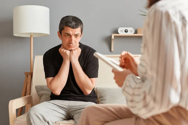 Psikolog Wanita Memeriksa Kesehatan Mental Kantor Berbicara Dengan Pria Yang — Stok Foto