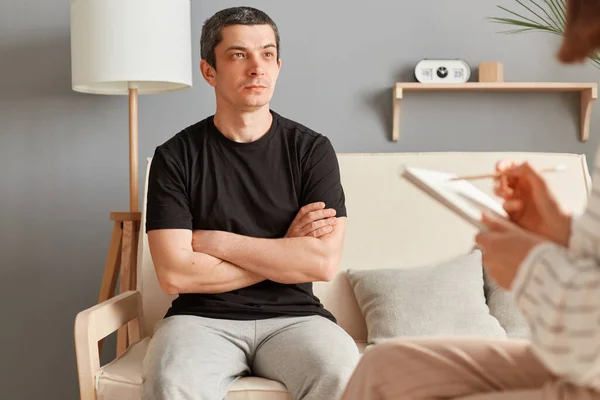 Tenang Pria Kaukasia Duduk Sofa Kantor Psikologi Mendengarkan Terapis Wanita — Stok Foto